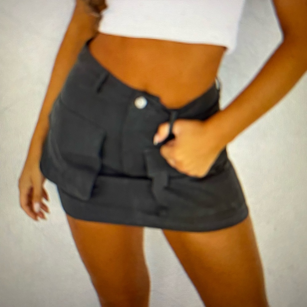 Women’s WhiteFox cargo skirt. NWT. Size Large. Charcoal color.
